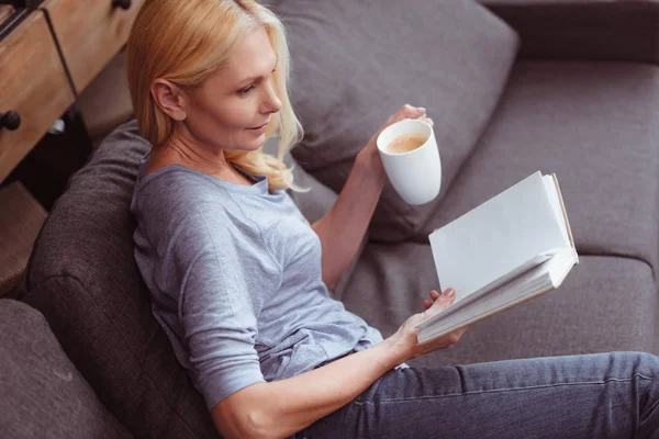 Mulher com livro e café em casa — Fotografia de Stock
