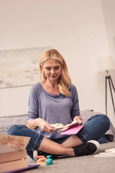 Mujer fabricación de papel en casa — Foto de stock gratuita