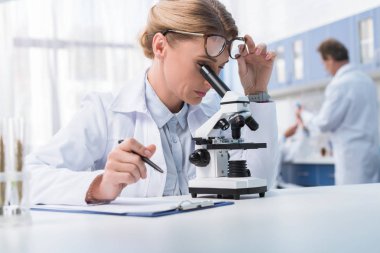 Laboratuar teknisyeni, mikroskop ile