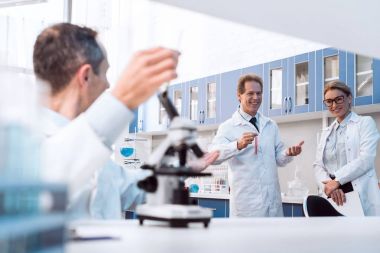 bilim adamları laboratuarda konuşuyor