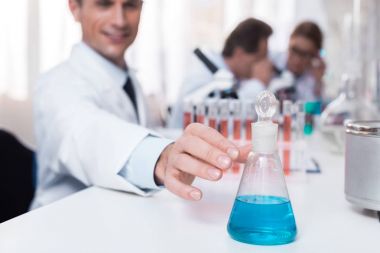 Test tüpü tutan bilimadamı
