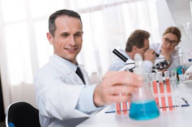 Laboratuvarda çalışan bilim adamı.