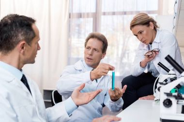 bilim adamları test tüpü incelenmesi