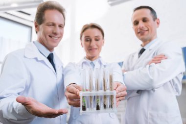 Bilim adamlarının laboratuvarda ekip