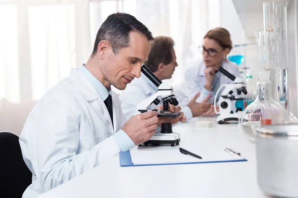 Scientist using microscope — Stock Photo, Image
