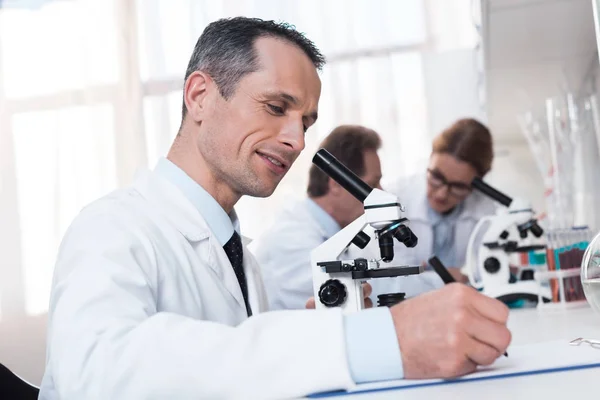 Tecnico di laboratorio prendere appunti — Foto Stock