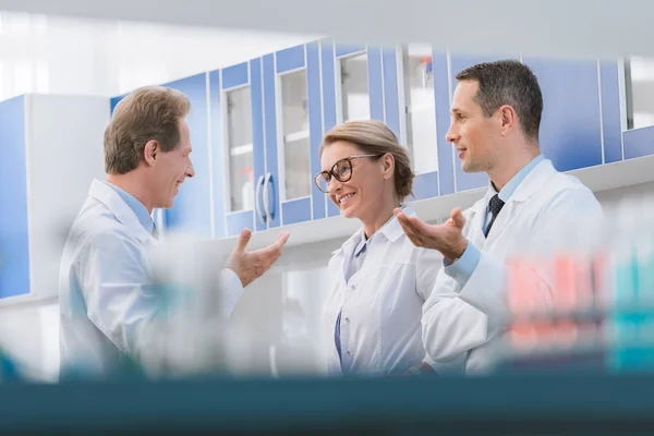 Científicos hablando en laboratorio — Foto de Stock