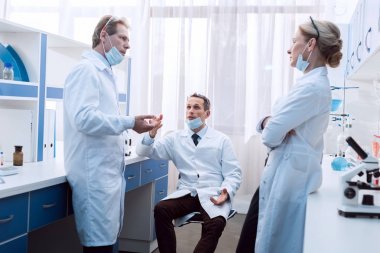 artsen bespreken werken