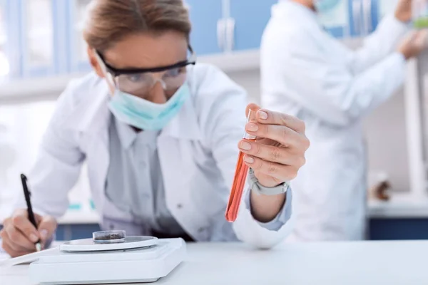 Scientist making experiment — Stock Photo, Image