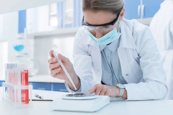 Scientist making experiment — Stock Photo, Image