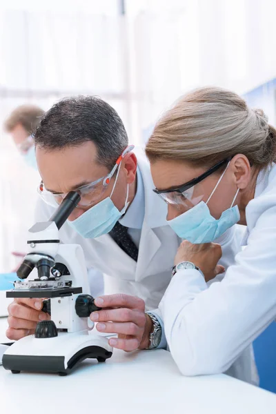 Scientists doing microscope analysis — Stock Photo, Image