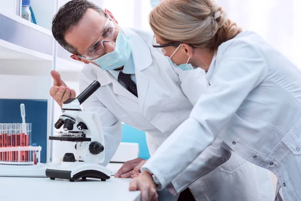 Scientists doing microscope analysis — Stock Photo, Image