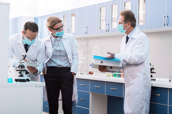 Ученые говорят в лаборатории
