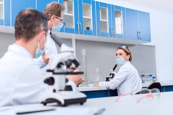 Trabajadores médicos discutiendo trabajo — Foto de Stock