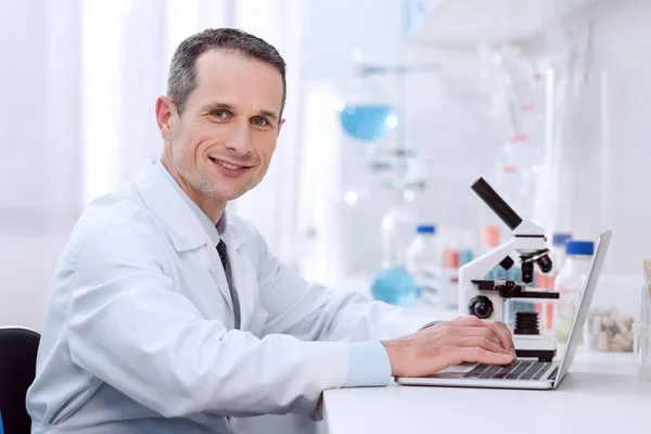 Scientist using laptop — Stock Photo, Image