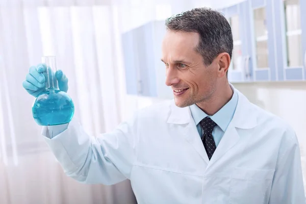 Cientista segurando frasco — Fotografia de Stock