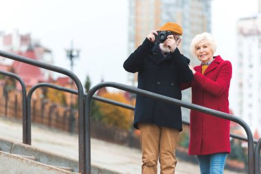 Üst düzey çift alarak fotoğraf 