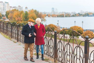üst düzey turist çift iskele üzerinde