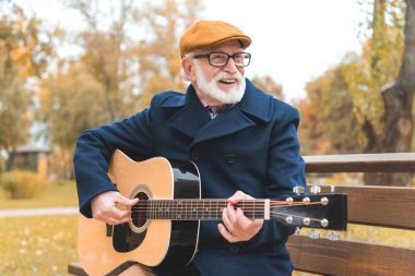 Komuta sizde gitar çalmaya