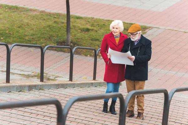 Senior tourist couple with map — Stock Photo, Image