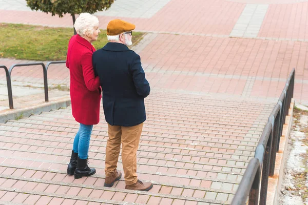 Couple aîné dans les escaliers — Photo