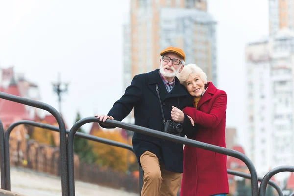 Pareja abrazándose en escaleras — Foto de Stock