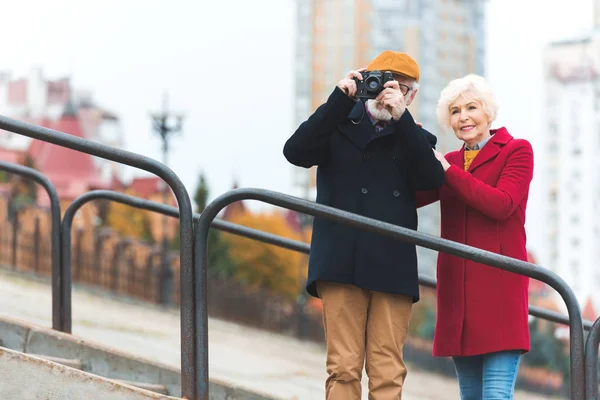 Üst düzey çift alarak fotoğraf — Stok fotoğraf