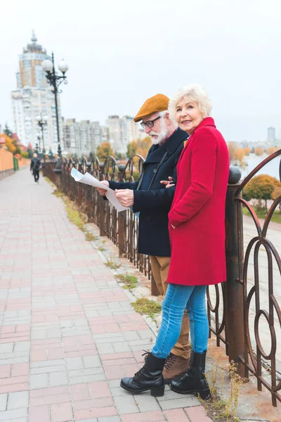 Senior tourist couple with map — Stock Photo, Image