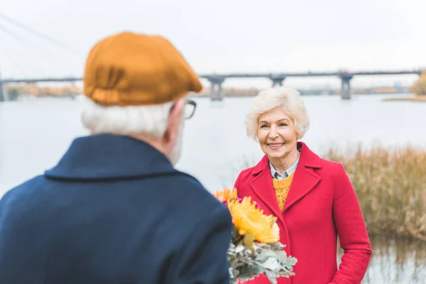 Flowers for senior wife — Free Stock Photo