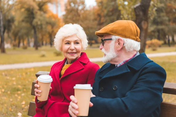 Пожилая пара с кофе в парке — стоковое фото
