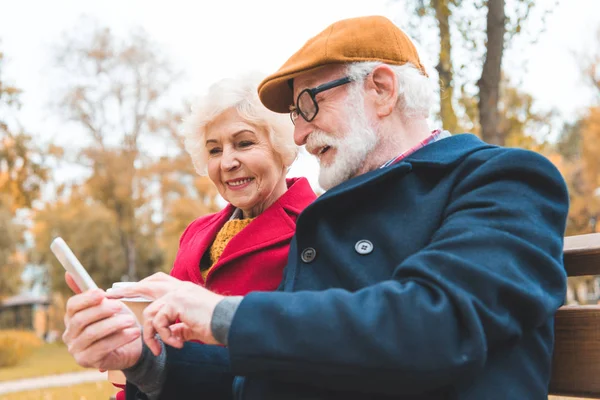 Pareja mayor con smartphone — Foto de Stock