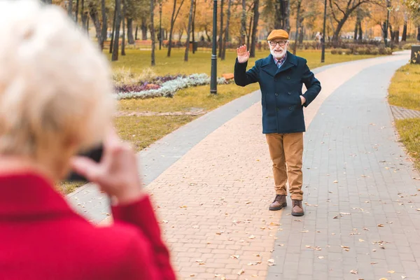 妻は、夫の写真を撮影 — ストック写真