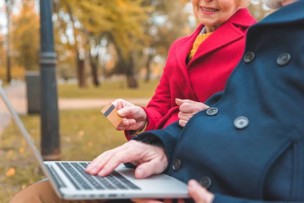 Online winkelen met laptop — Stockfoto