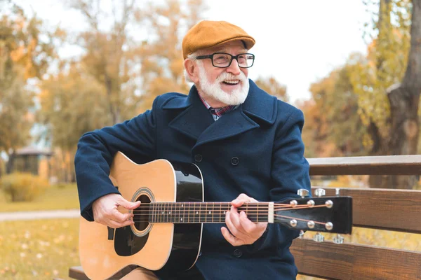 Hombre mayor tocando en la guitarra — Foto de Stock