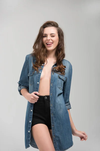 Menina sedutora em camisa jeans — Fotografia de Stock