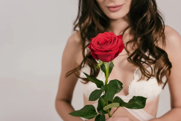 Niña en lencería blanca sosteniendo rosa — Foto de Stock