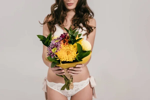 Дівчина в нижній білизні тримає квіти — стокове фото