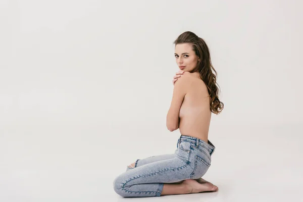 Топлесс девушка в джинсах — стоковое фото