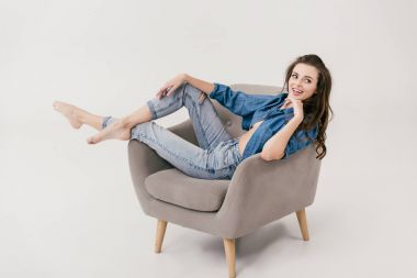 denim giysiler içinde seksi kadın