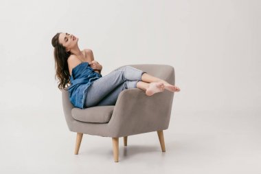 denim giysiler içinde seksi kadın