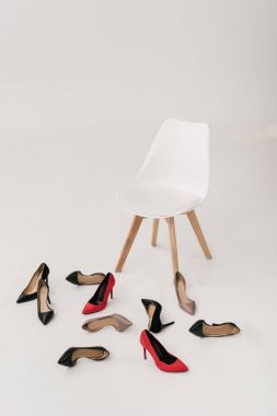 sandalye ve yüksek topuklu ayakkabı