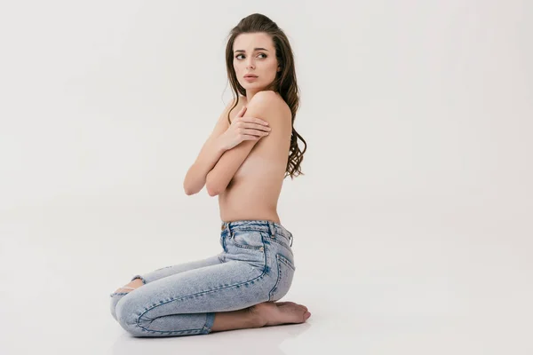 Ragazza in topless in jeans — Foto Stock