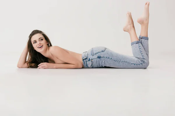 Chica topless en jeans — Foto de Stock
