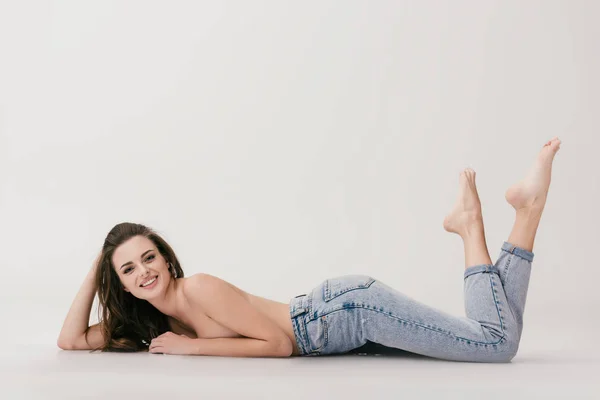 Chica topless en jeans — Foto de Stock