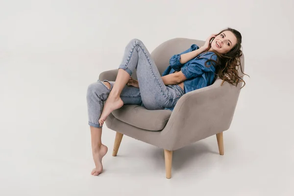 Sexy vrouw in denim kleding — Stockfoto