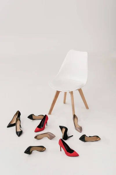 Silla y zapatos de tacón alto — Foto de Stock