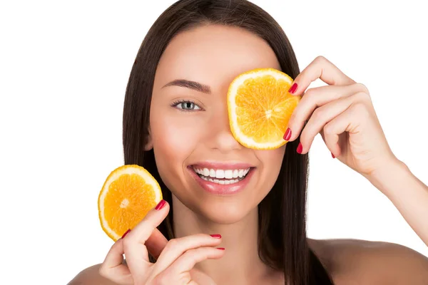 Женщина с нарезанным апельсином — стоковое фото