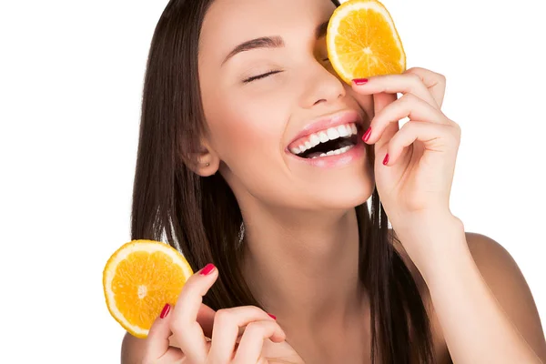 Mujer con rebanadas de naranja —  Fotos de Stock