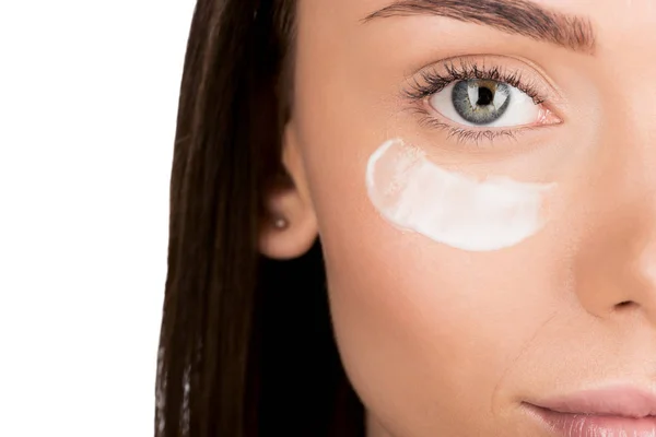 Mujer con crema hidratante en la cara —  Fotos de Stock