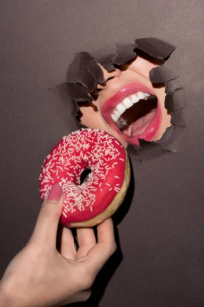 Bijten donut — Stockfoto